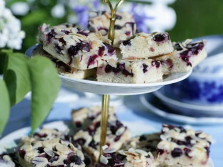 6 Blåbärsrutor Ingredienser 40 stycken 200 g smör 6 dl strösocker 4 st ägg 6 dl vetemjöl 1,5 tsk vaniljsocker 5 dl färska eller frysta blåbär 50 g mandelspån Foto: Ove Lindfors På sommaren kan man