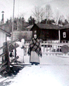 IV: Uniformen gör mannen men vad gör kvinnan? Grindvakterska vid järnvägen, Söderala Foto: Sveriges Järnvägsmuseum, Gävle snyggt klädda i deras tjenstgöringskläder lämpade efter årstid och väderlek.