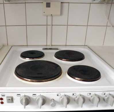 Trygghet Många glömmer att spisen står på och det blir fara för brand. Det finns olika typer av spisvakter som känner av när temperaturen blir för hög och då slås strömmen automatiskt av.