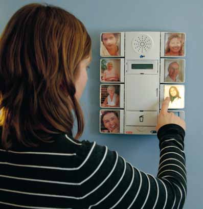 Trygghet Telefonvisaren visar vem som ringer med hjälp av bilder. Då någon ringer blinkar bilden och man ser direkt vem det är. Om man inte svarar lyser bilden på den person som ringt upp.