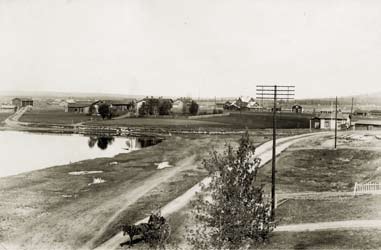 Kåkstadens 650 skjul blev en riksskandal och revs 1899 så man kunde bygga värdiga bostäder istället. 1900 hade Gällivare 7 000 innevånare.