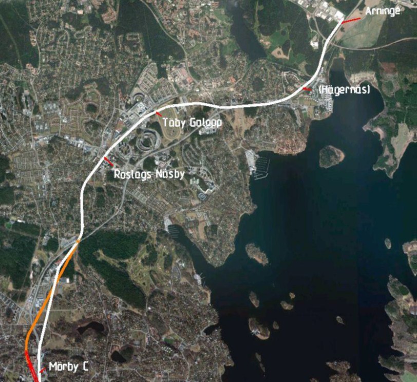 50(59) Det bör vara möjligt att åstadkomma ett byte över plattform med Röd linje vid Mörby Centrum. Detta har emellertid inte utretts i denna studie. Sträckan Mörby Centrum Arninge Figur 0-3.