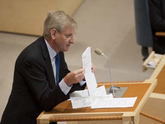 Carl Bildt (M) tog upp frågan i den utrikespolitiska debatten i februari 2010 där Kalle Larsson (V) och Hans Linde (V) samt Bodil Ceballos (MP) och Peter Rådberg (MP) deltog.