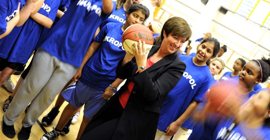 riksdagens årsbok 2009/10 Riksdagspartiernas arbetsår 33 FOTO: LINDA HÅKANSSON Partiledare Mona Sahlin på besök hos Akropols basketsommarkollo i Rinkeby. Kunde gjorts annorlunda?