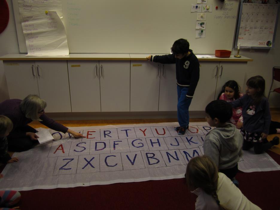 Så här gör vi: Förskoleklass Tangentbordsmattan används för att, på ett lekfullt sätt, lära in hur bokstäverna låter, var de finns och ljudningstekniken.