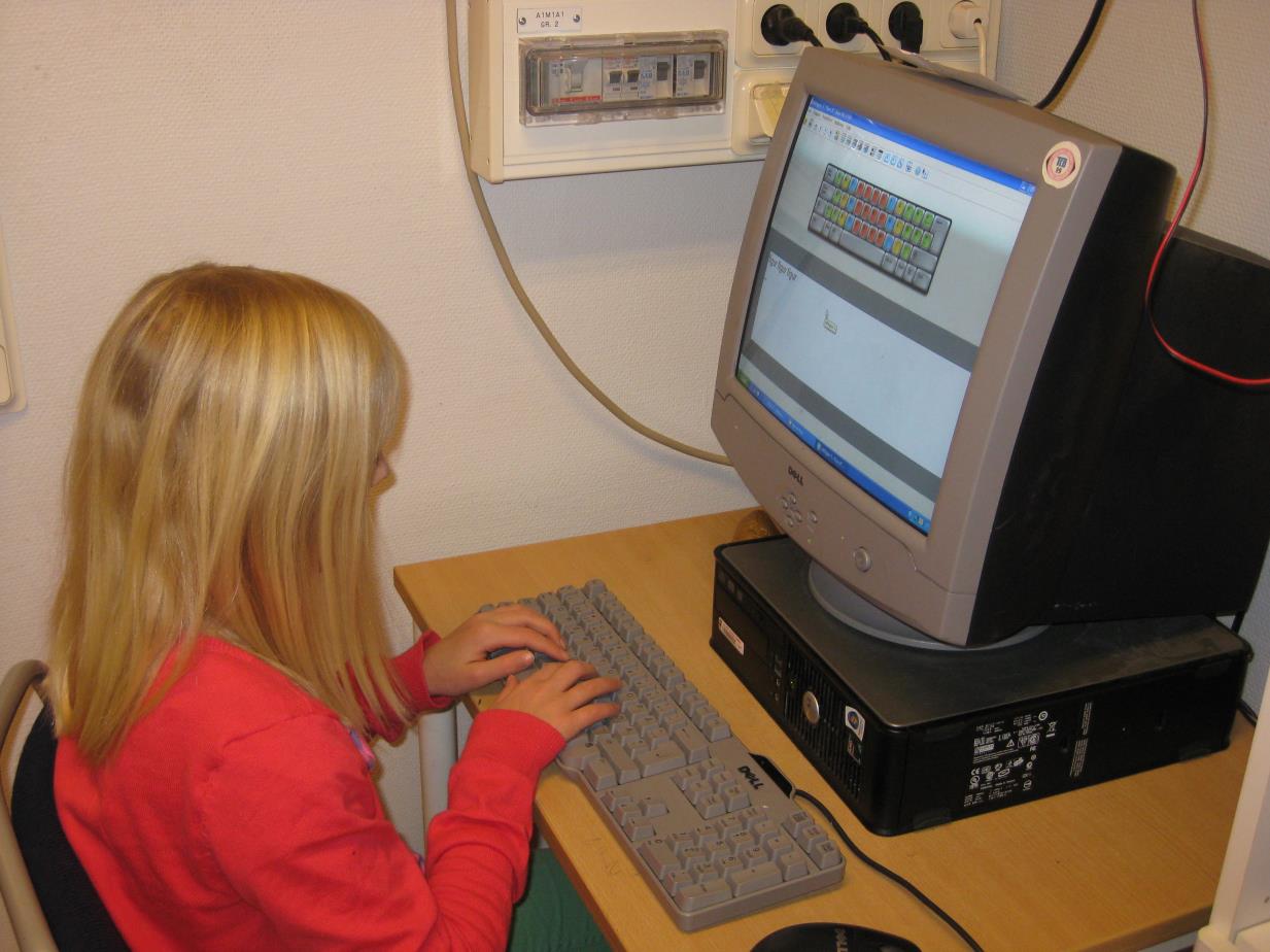 Årskurs 2 och 3 Datorskrivandet är fortfarande en mycket viktig del i skolarbetet och även tystläsnings-tiden.