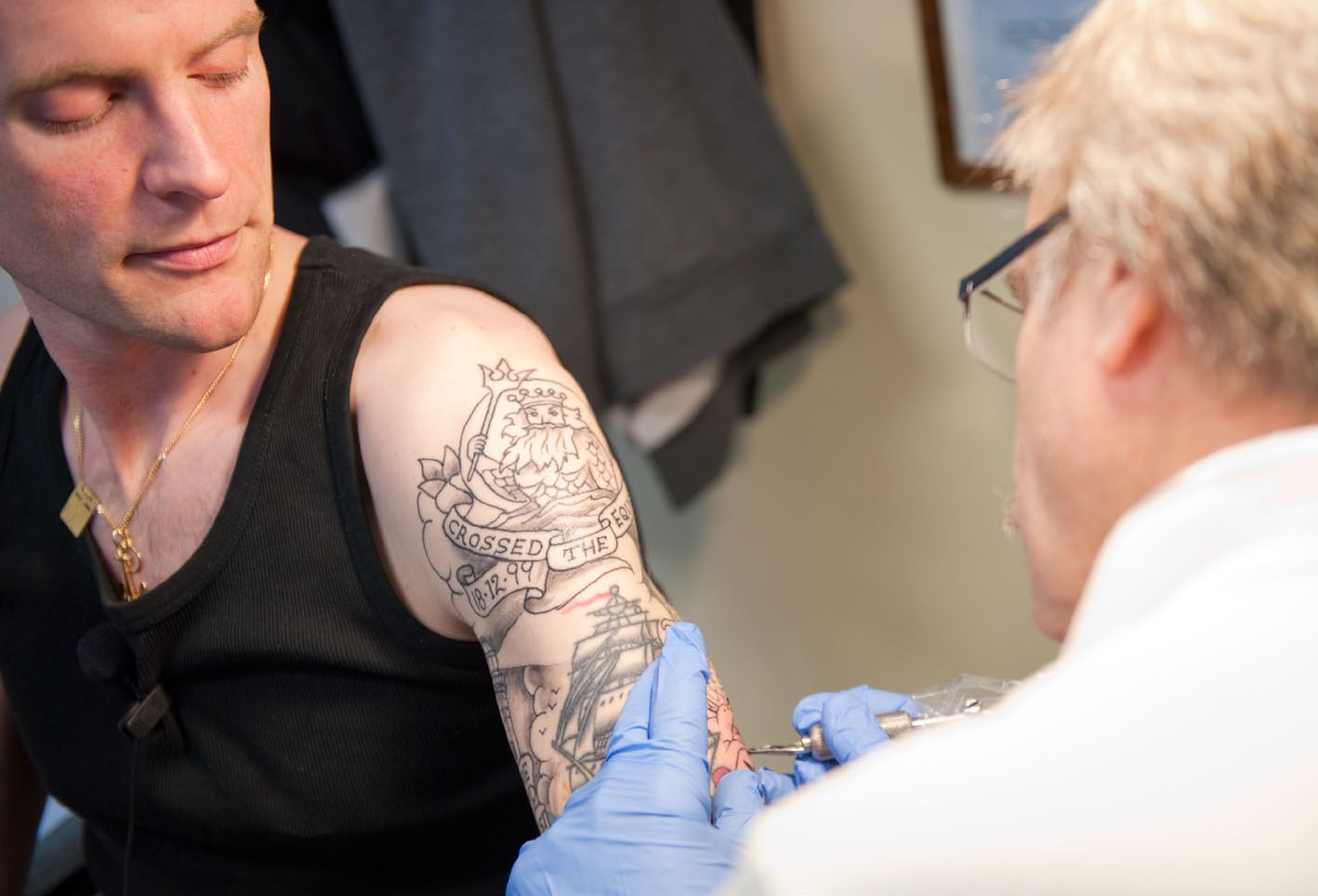 Tatuering Gör det ont? Att göra en tatuering gör ont. Hur ont beror dels var tatueringen skall sitta och dels hur man tål smärta.
