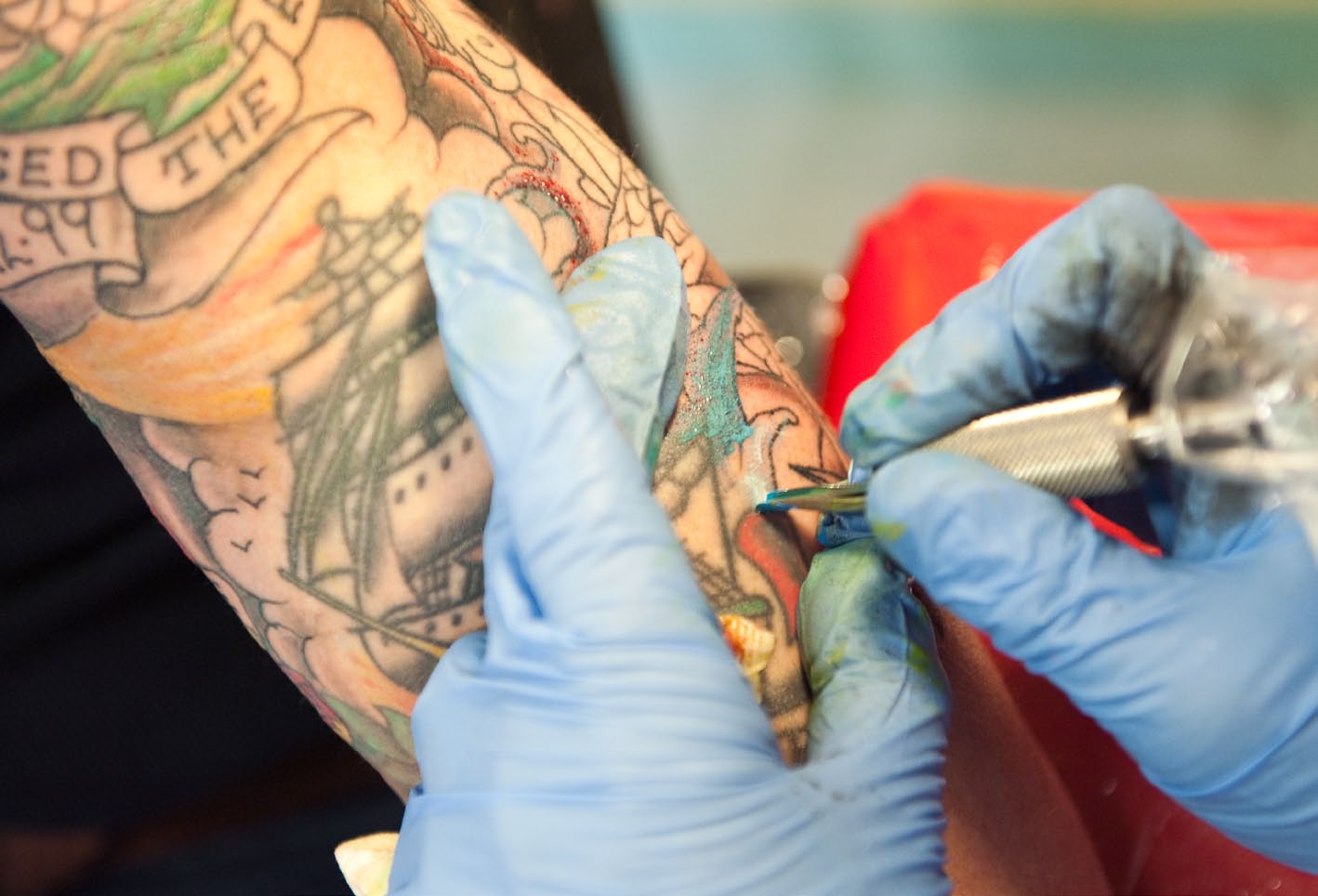 Tatuering Hur gör man själva tatueringen? Exakt hur en tatuering görs skiljer sig lite beroende på vilket typ av motiv man valt och på tatueraren själv.