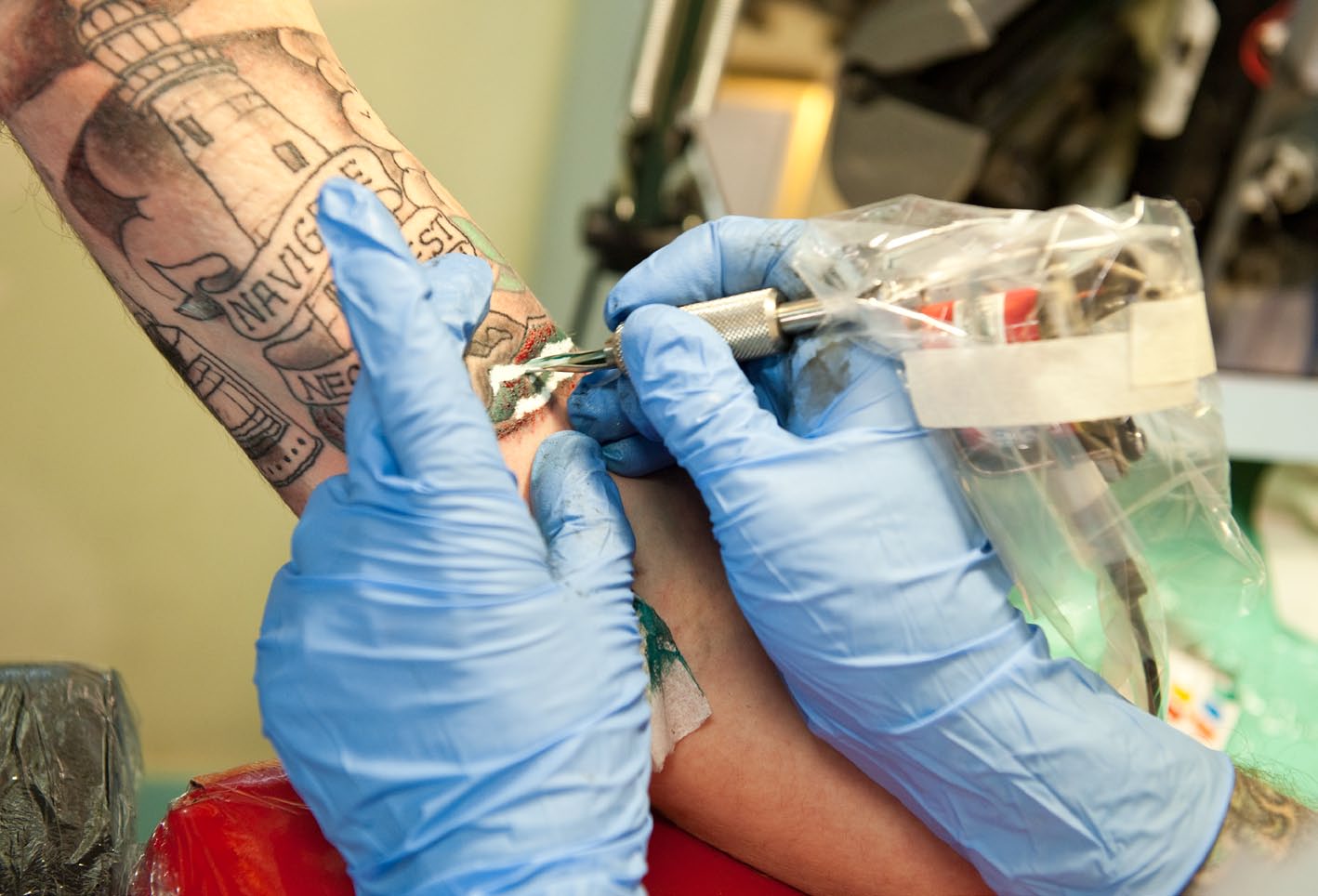Tatuering Att tatuera sig tar tid och gör ont. Det blöder. Hur mycket beror på var man tatuerar sig och hur tatueringen ser ut.