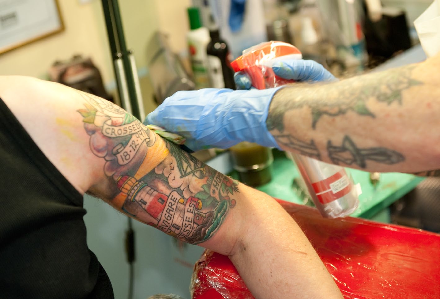 Torka bort blod och färger Om det blev fel. Vad kan man göra då? Fram till våra dagar har en tatuering varit en permanent bild på huden som inte går att få bort.