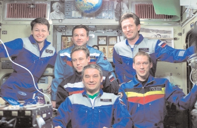 ESA astronauten Frank de Winne (till höger) med sitt team under Odissea -uppdraget. Bullret kommer framför allt från ventilationsfläktarna som är nödvändiga för att luften alltid ska cirkulera.