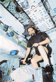 3 Att leva på Internationella rymdstationen Hur gör ni för att gå på toaletten? Alla frågar det.