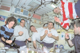 Jämför din dag med en astronauts dag ombord på ISS. 4. Skulle du kunna göra samma saker ombord på ISS, eller skulle du vara tvungen att ändra på något?