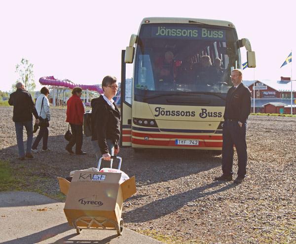 Fullsatta utflykter Fredagen var utflykternas dag. Förmiddagens utflykt gick till Stöpafors kvarn och provsmakning av nävgröt som görs av skrädmjöl.