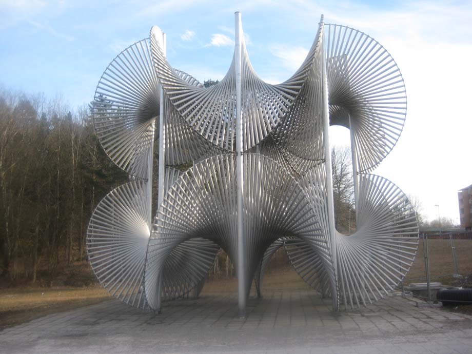 Bild 1 Arkitekta Skulpturum, Foto: Författaren Undersökningens första konstverk är den abstrakta skulpturen Arkitekta Skulpturum som står mitt bland höghusen i Stockholmsförorten, Fisksätra.