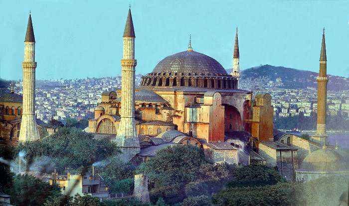 Bild 4 Hagia Sophia i Istanbul, bild från (http://www.nivel.nl/content/istanbul-hagia-sophia.jpg) Undersökningens tredje konstverk har varit det svåraste att hitta.
