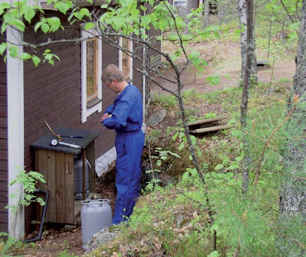 Gasflaska, tryckregulator, slang och rörsystem Om gasflaskan placeras utanför byggnaden, skall efter gasrörets ingång vara en avstängningsventil.