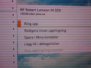 5. Gå med hjälp av pil ned på fjärrkontrollen till önskad videokonferensanläggning och vidare med pil höger till denna bild: 6.