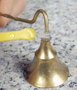 Granit, sten och betong: eller Fix-it. Blandade material:, Fix-it eller Metal. Tips: Granit, sten och betong ska vara helt torr innan limning.