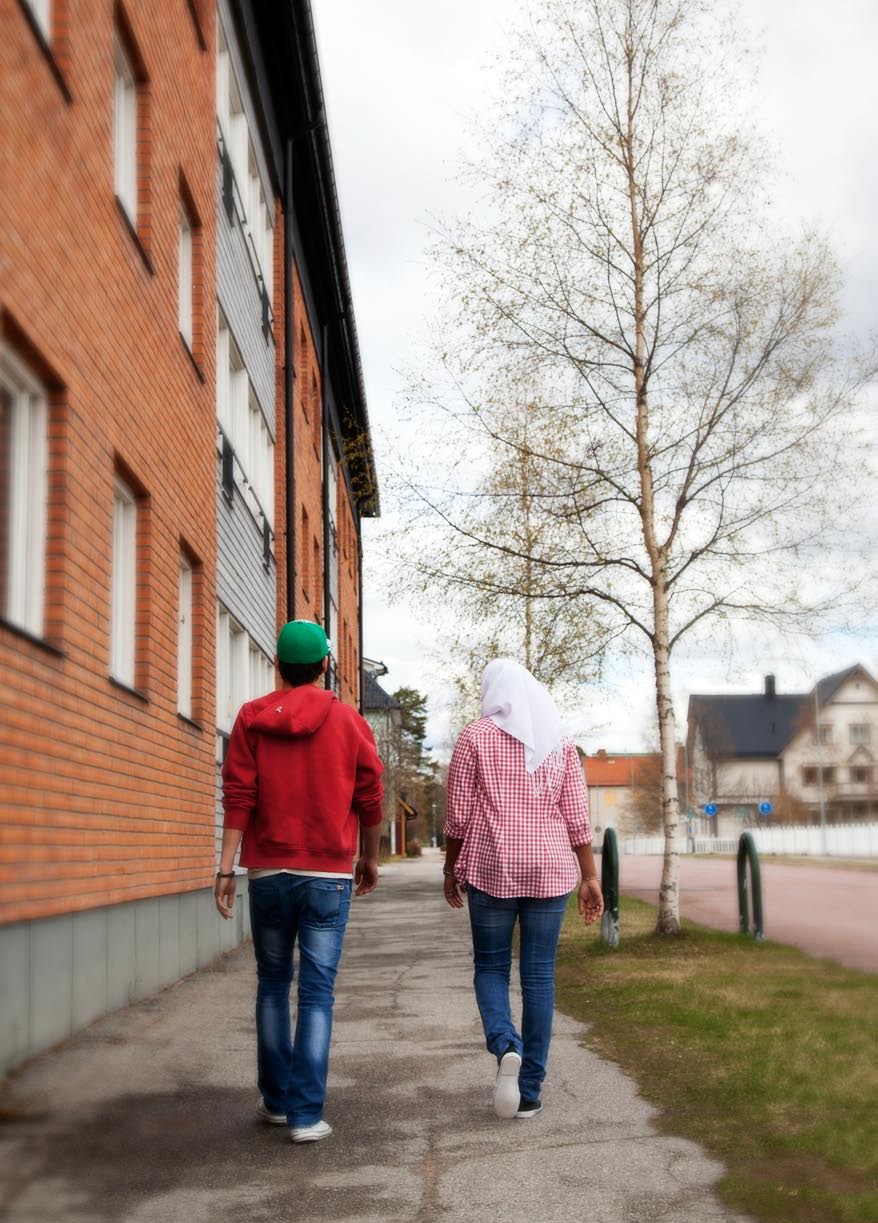 Mellan avslag och ut visning Rapport om situationen för ensamkommande