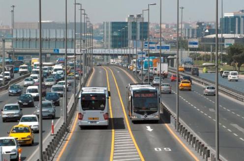 Figur 1 BRT på egen bana skyddade busskörfält i Istanbul, Turkiet. Foto: www.daimler.