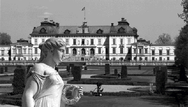 Drottningholm. BENGT A. LUNDBERG / RAÄ ten tog över. För Kina Slotts del kan vi konstatera att huvudparten av de föremål som omnämns i detta inventarium alltjämt finns kvar på ursprunglig plats.