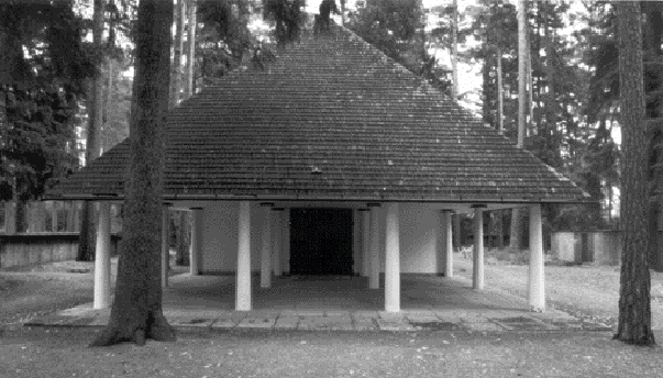 om denna och Världsarvet har fått till följd att Ekonomigården av Asplund (1923) anpassats till att tjäna som Skogskyrkogårdens besöks- och informationsanläggning (Visitors Center) under namnet
