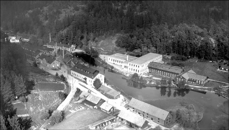 Större tillbyggnader skedde på 1940- och 1950-talen. 1965 byggdes väveriet ut i vit lättbetong. Ytterligare en tillbyggnad skedde under 1980-talet.