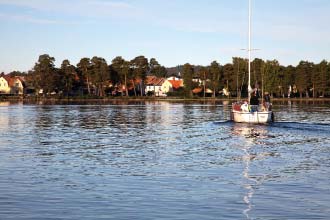 I vattnet finns rester av ledmurar och på öarna Pukön och Lindön finns rester av bebyggelse. Många upplever Karlsborgs tätort som splittrat mellan olika centrumpunkter.