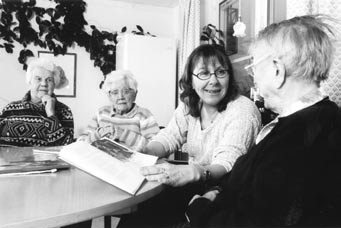 av de äldre som fortfarande läser på egen hand, och att hon ibland har läst delar av texten högt för de andra vid läsestunderna. Böcker från förr är bäst.