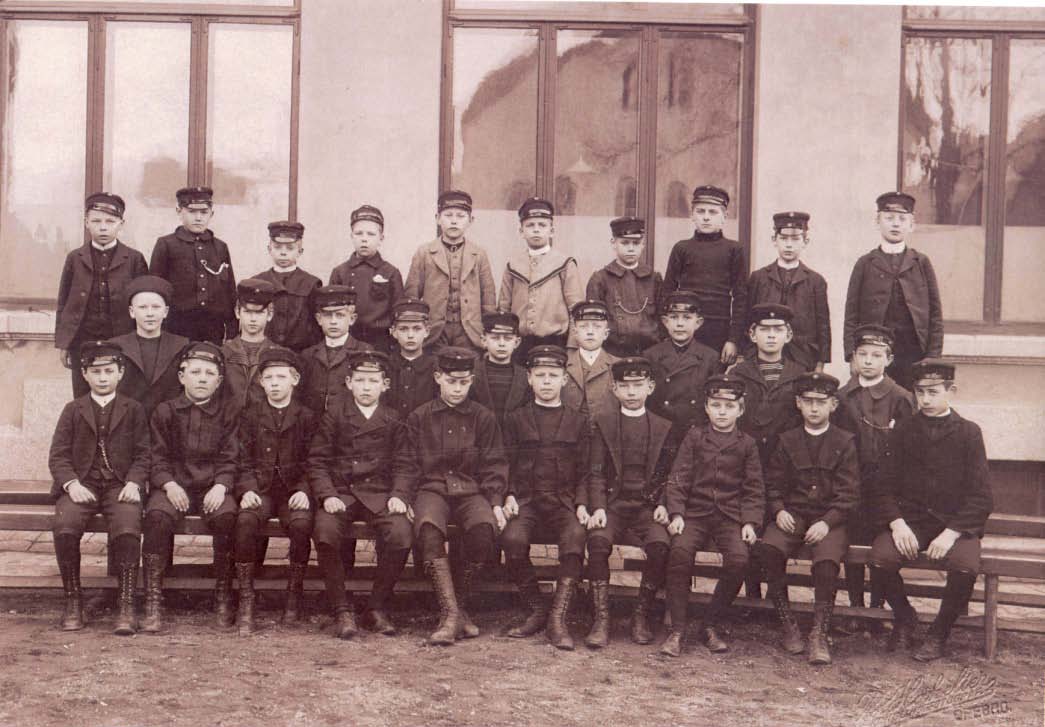 Sveriges riksdag 11 beslutade också 1842 om att införa en allmän folkskola. Alla socknar på landsbygden och församlingar i städerna skulle inom fem år ordna skollokaler och anställa lärare.