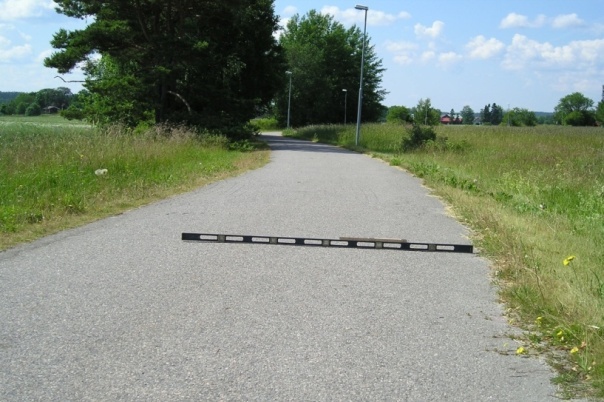 Ett isolerande vägmaterial ökar risken för frosthalka om det ligger för högt upp i vägkroppen och användningen av Hyttsten begränsas därför till minst 250 mm under vägytan. 3.1.