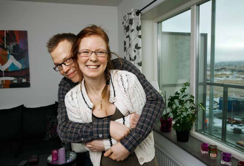 Emanuel Forsell och Johanna Rosberg stortrivs i sin första egna lägenhet i Björkris. Att gå utanför stadsgränsen med en helt ny stadsdel var inte alls självklart i början.
