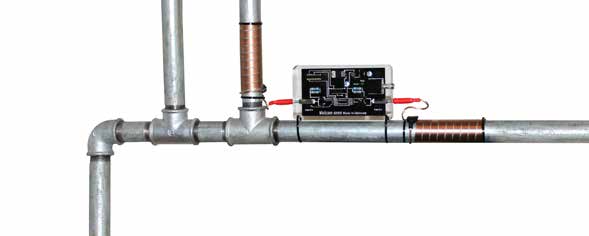 Installationsinstruktioner Hushållsserien 1. Dra de två bandhållarna genom fästhålen nertill på den elektroniska enheten. Placera därefter enheten på röret.