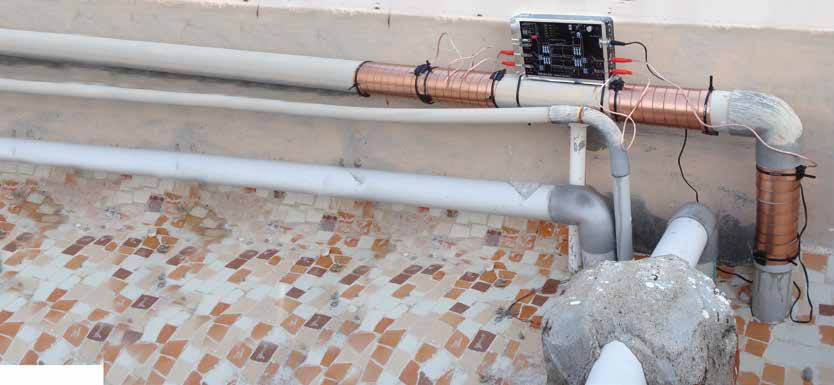 Installationsinstruktioner Företagsserien och industriserien 1. Dra de två bandhållarna genom fästhålen nertill på den elektroniska enheten. Placera därefter enheten på röret.