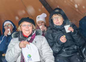 Ett välordnat arrangemang, berömmer de och försvinner snabbt upp på läktaren. After ski Efter skidtävlingarna ordnade SCA after ski för inbjudna skogsägare på Gamla Teatern i centrala Östersund.