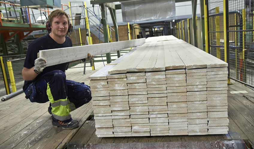 Olle Andersson arbetar vid emballeringen i måleriet. Projekt Stugupaneler ett starkt jämtländskt koncept Nu utvecklar SCA Timber verksamheten i Stugun.