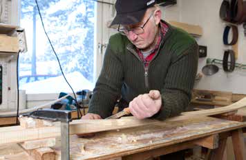 En del samer i Jokkmokk använder hans skidor vid renskötseln. Tillverkade själv Efter det blev det en tvåårig utbildning till naturguide i Avesta där deltagarna fick tillverka sin egen utrustning.
