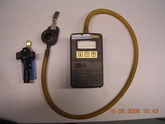 Provtagaren för inhalerbart damm är ansluten till pumpen.
