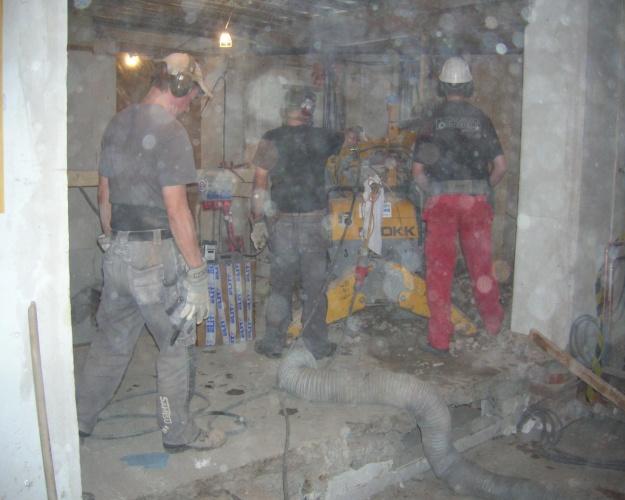 I tabellen redovisas även dammhalten i luftrenarens frånluft. Det bildade dammet är grovt, 10 20 % är respirabelt. Bild 13. Brokk försett med bilspett.