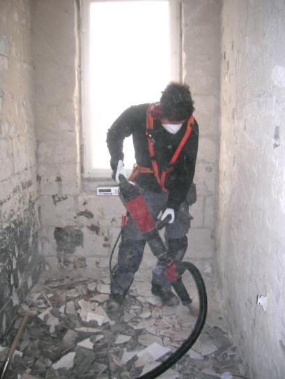 Åtgärder Mejselhammaren var försedd med utsug som var anslutet till en dammsugare modell VC 20-UM från Hilti (bild