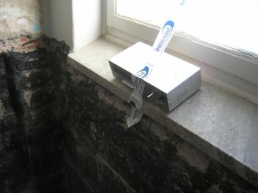 Instrumentet tejpades fast för att fönsterbrädan hade en lutning. Bild 53.