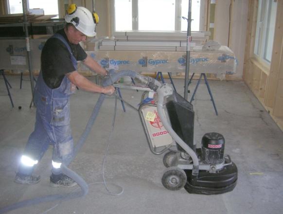 och i hörnor slipades dagen efter med en mindre handhållen slipmaskin Flex LG 1707FR (bild 55) Slipmaskinen var försedd med diamantskär.