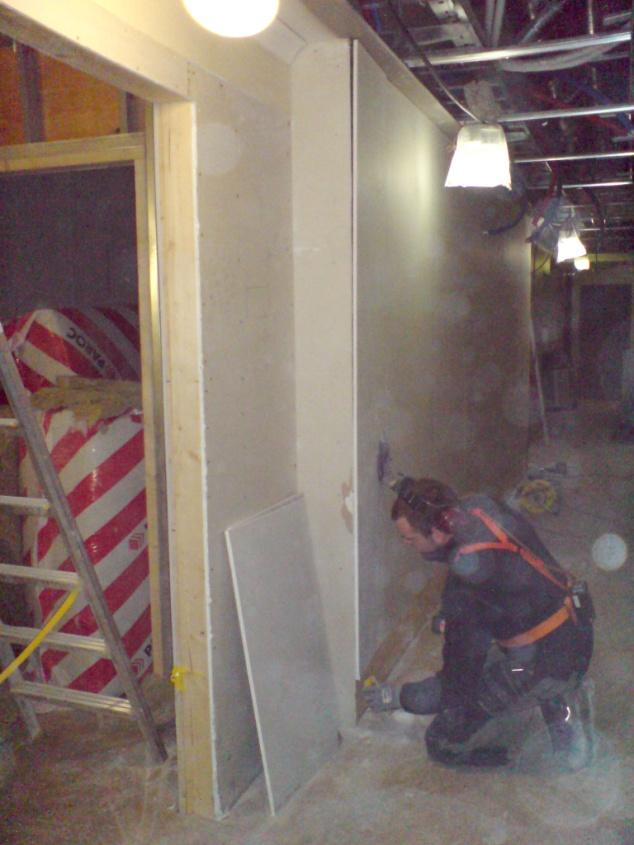Bild 63. En gipsskiva passas in.