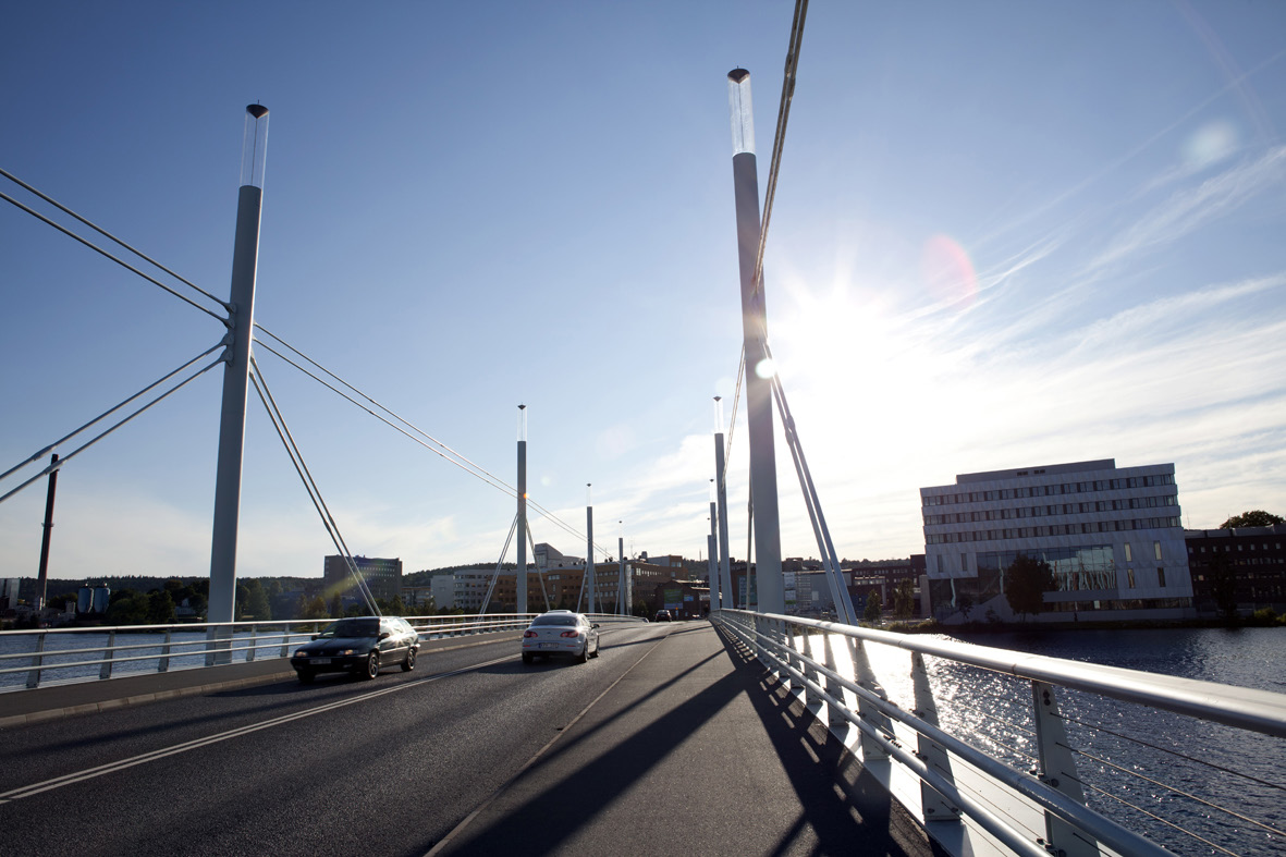 Ansvaret för dessa bär väghållaren vilket betyder att kommunen svarar för de kommunala vägarna medan Trafikverket ansvarar för de statliga vägarna.