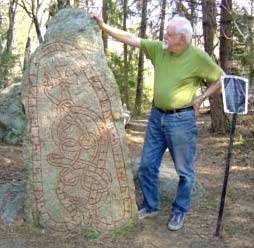 Kommentar: Stenen är en i raden av runstenar utmed den gamla vandringsleden från Sigtuna ut mot Roslagen. Stenen står i ett gravfält vid åkerkanten.