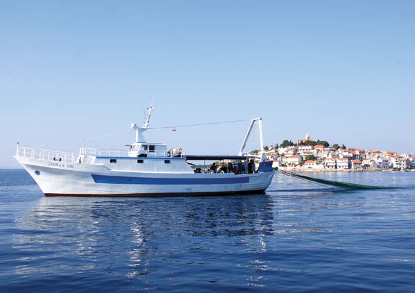bli fiskare på adriatiska havet Med den här utflykten vill vi ge er en unik känsla av en aktiv semester. Ni deltar i traditionellt fiske på en av Adriatiska havets alla fiskebåtar.