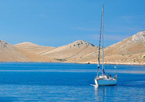 En avkopplande dag på segelbåt Upptäck Kroatiens skärgård under en härlig dag ombord på en segelbåt! Blå, blå vindar och vatten... Kombinerat med stämningsfulla vyer, avkoppling och äventyr.