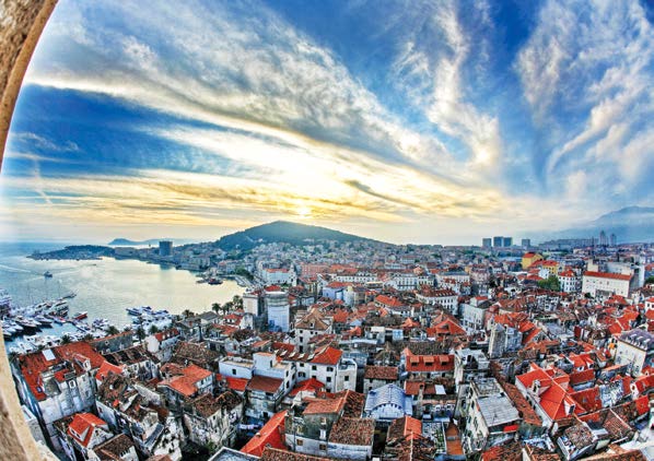 split stadsrundtur Bussfärden tar dig till Split, den näst största staden i Kroatien, den centrala hamnen på denna sida av Adriatiska havet, den över 1700 år gamla staden som är med på UNESCO:s