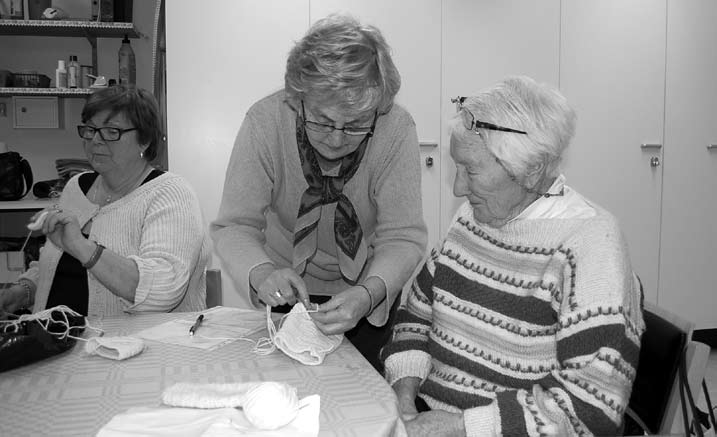 De gör som vikingarna nålbinder vantar av ull men sedan glömt bort det. Nu fyllda 92 år så försöker hon återuppliva kunskapen igen. -Men det är svårt, intygar alla.